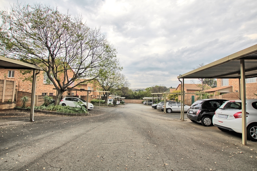 To Let 2 Bedroom Property for Rent in Sonneglans Gauteng