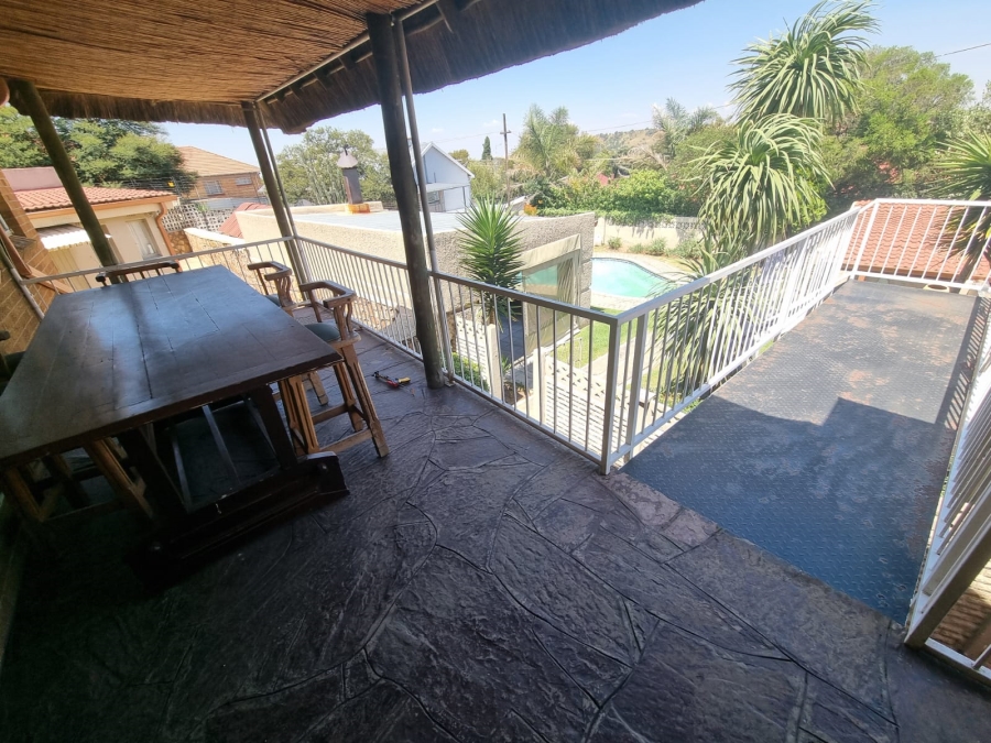 5 Bedroom Property for Sale in Linmeyer Gauteng