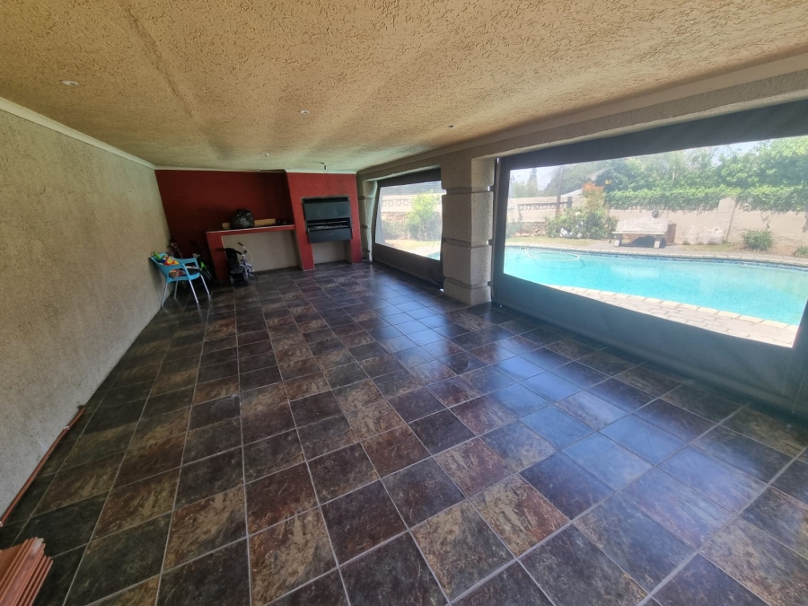 5 Bedroom Property for Sale in Linmeyer Gauteng