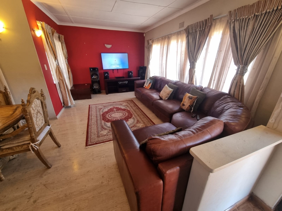 5 Bedroom Property for Sale in Linmeyer Gauteng