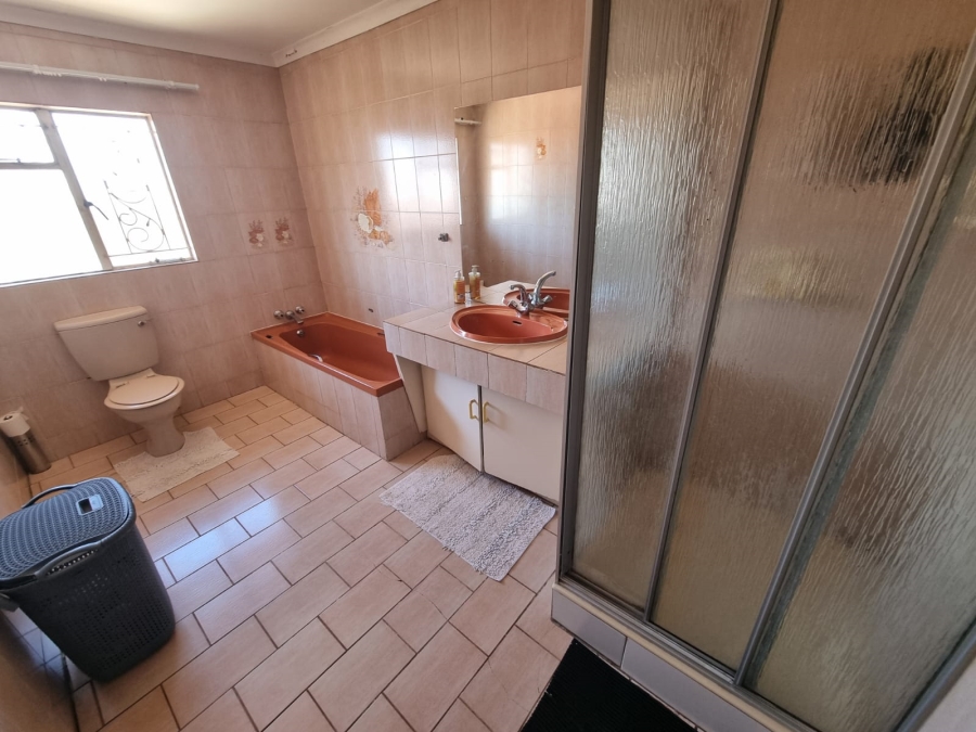 5 Bedroom Property for Sale in Linmeyer Gauteng