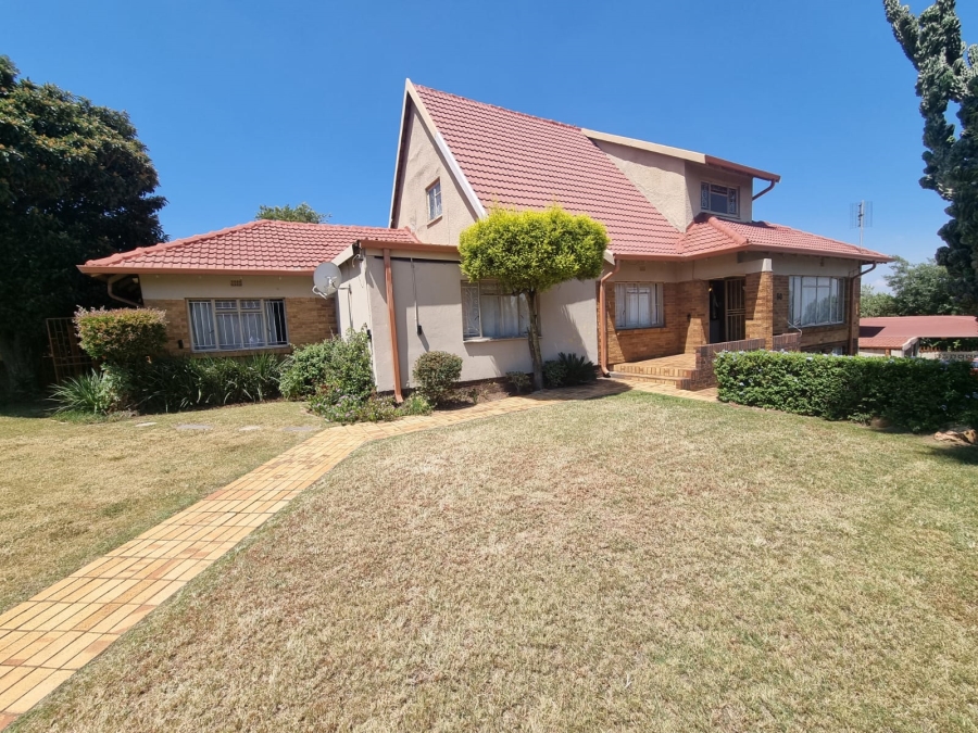 5 Bedroom Property for Sale in Linmeyer Gauteng