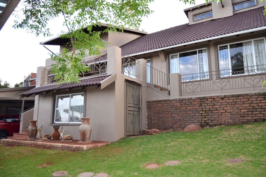 6 Bedroom Property for Sale in Helderkruin Gauteng