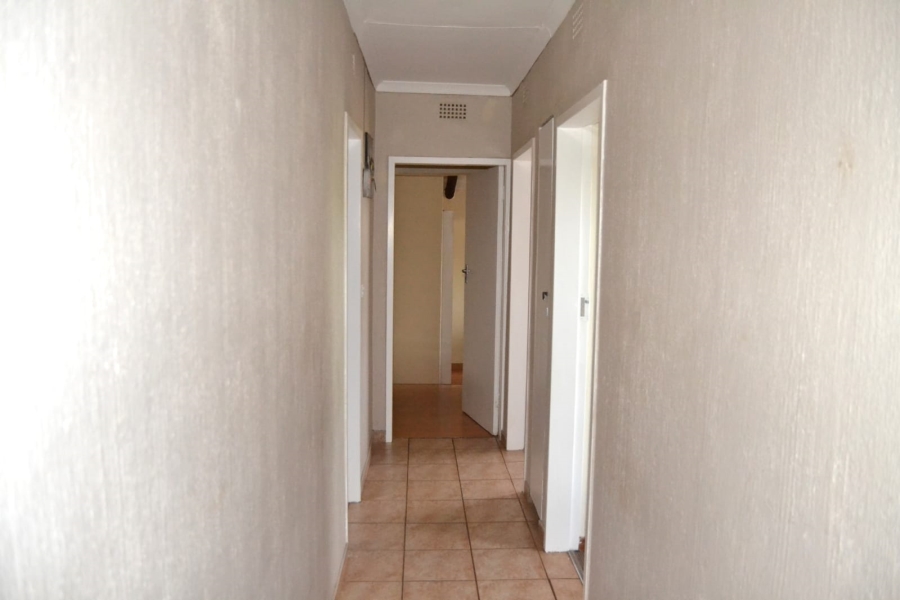 6 Bedroom Property for Sale in Helderkruin Gauteng