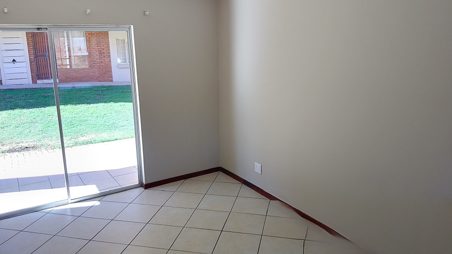 To Let 2 Bedroom Property for Rent in Monavoni Gauteng