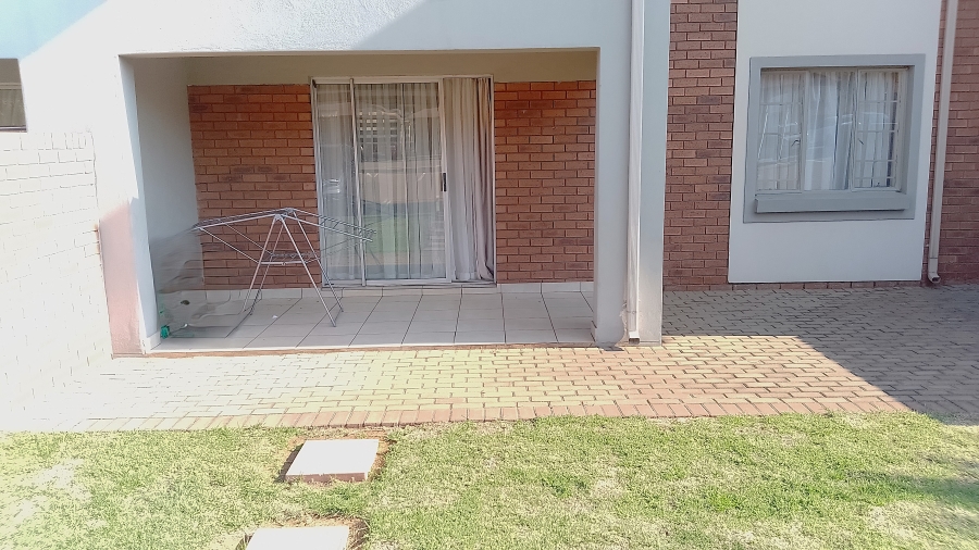 To Let 2 Bedroom Property for Rent in Monavoni Gauteng