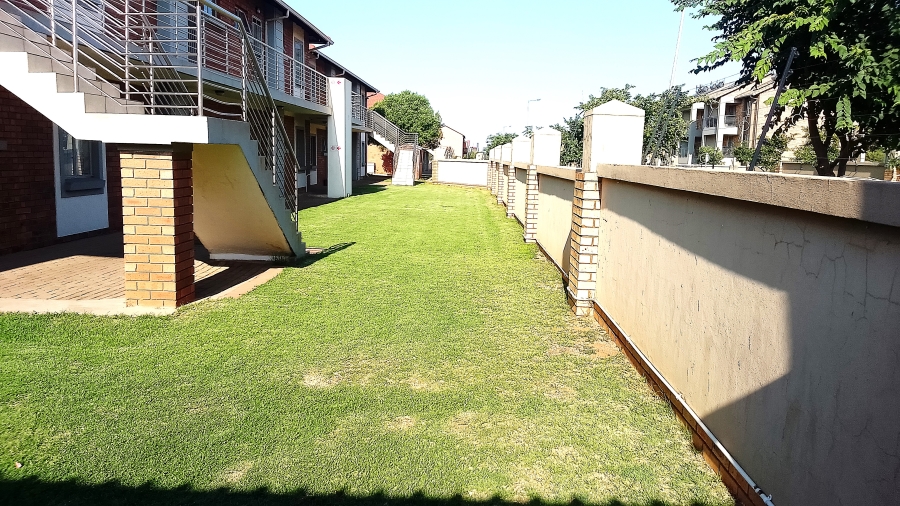 To Let 2 Bedroom Property for Rent in Monavoni Gauteng