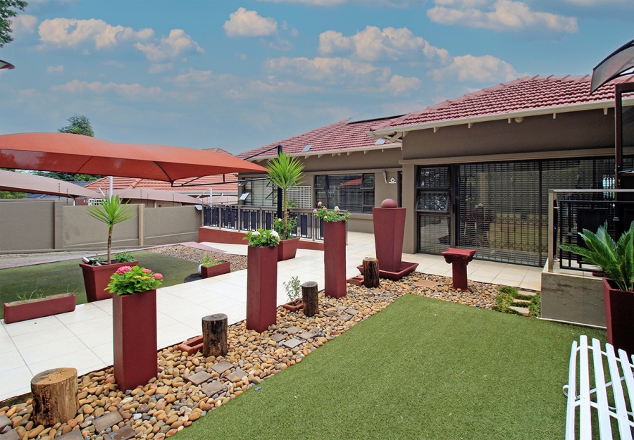 8 Bedroom Property for Sale in Cyrildene Gauteng