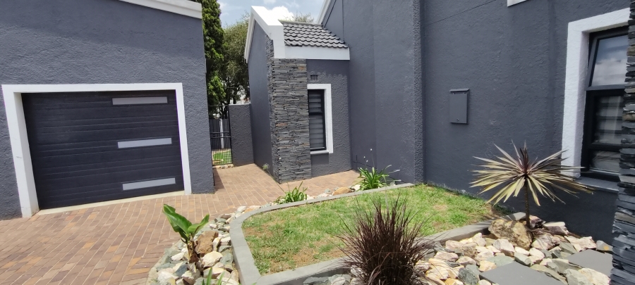 4 Bedroom Property for Sale in Verwoerdpark Gauteng