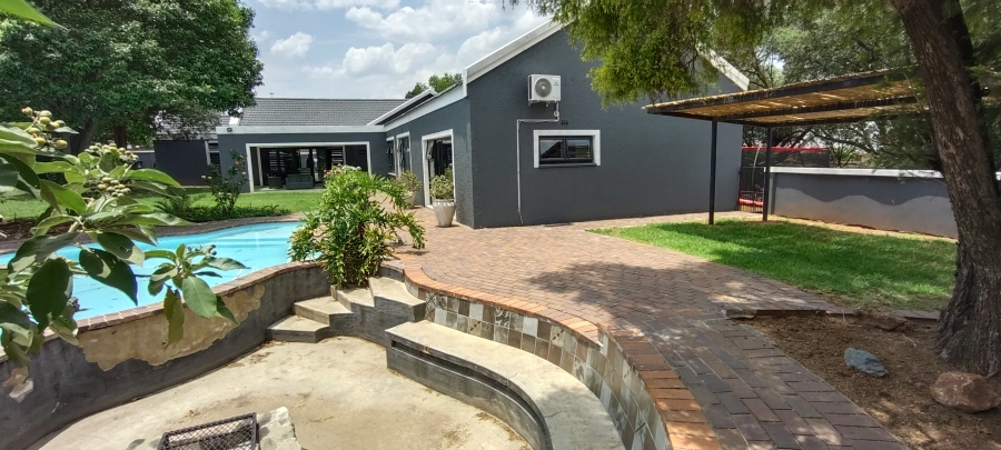 4 Bedroom Property for Sale in Verwoerdpark Gauteng