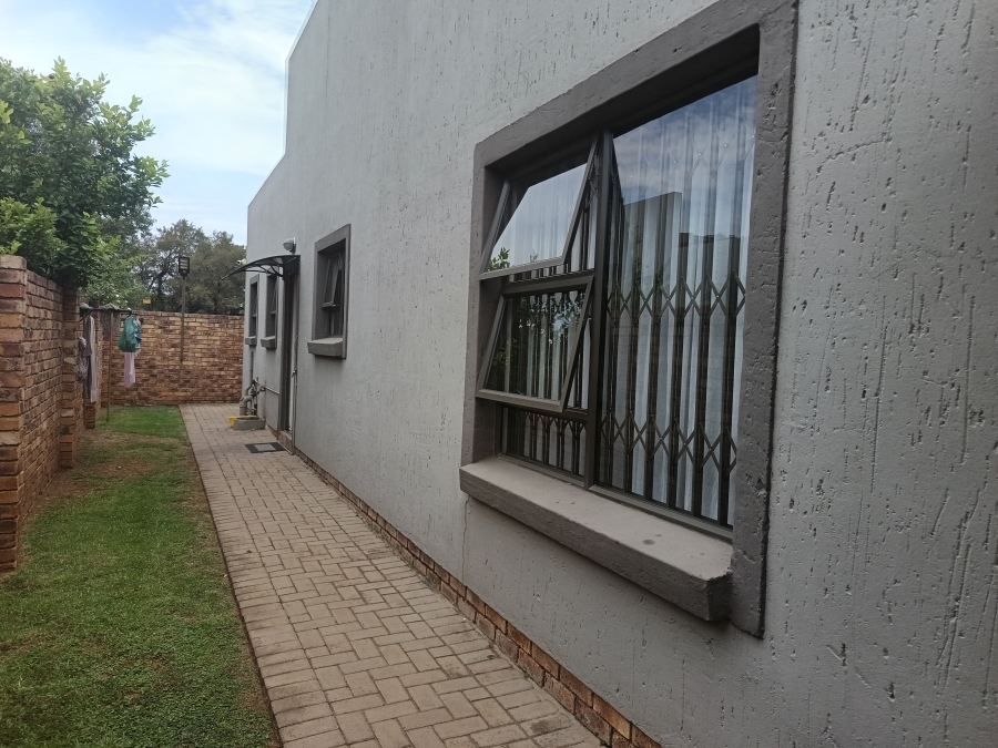 To Let 3 Bedroom Property for Rent in Kookrus Gauteng