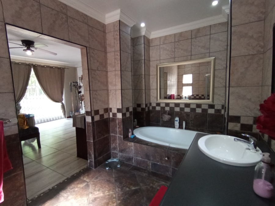 4 Bedroom Property for Sale in Three Rivers Proper Gauteng