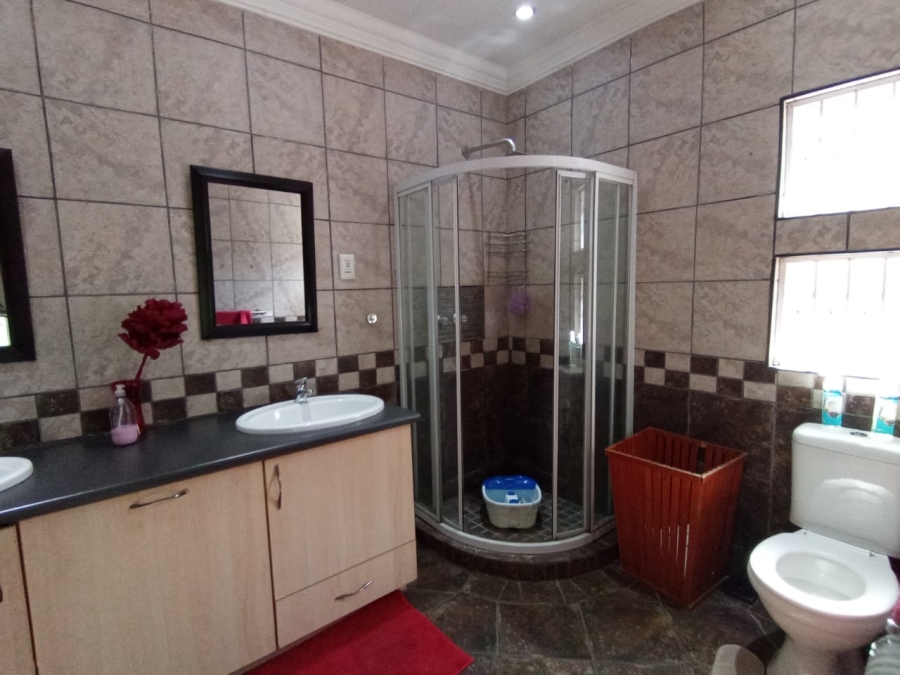 4 Bedroom Property for Sale in Three Rivers Proper Gauteng