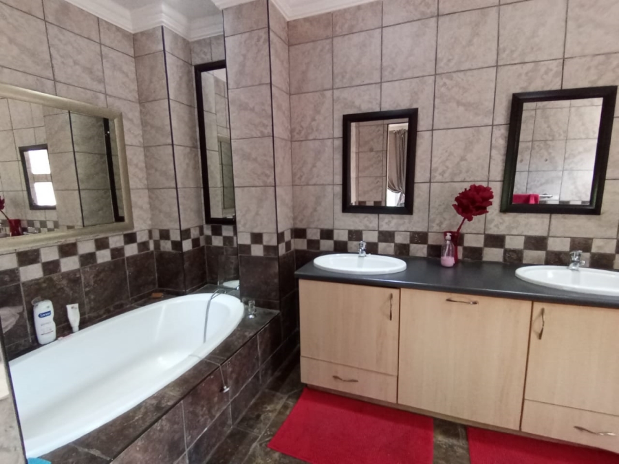 4 Bedroom Property for Sale in Three Rivers Proper Gauteng