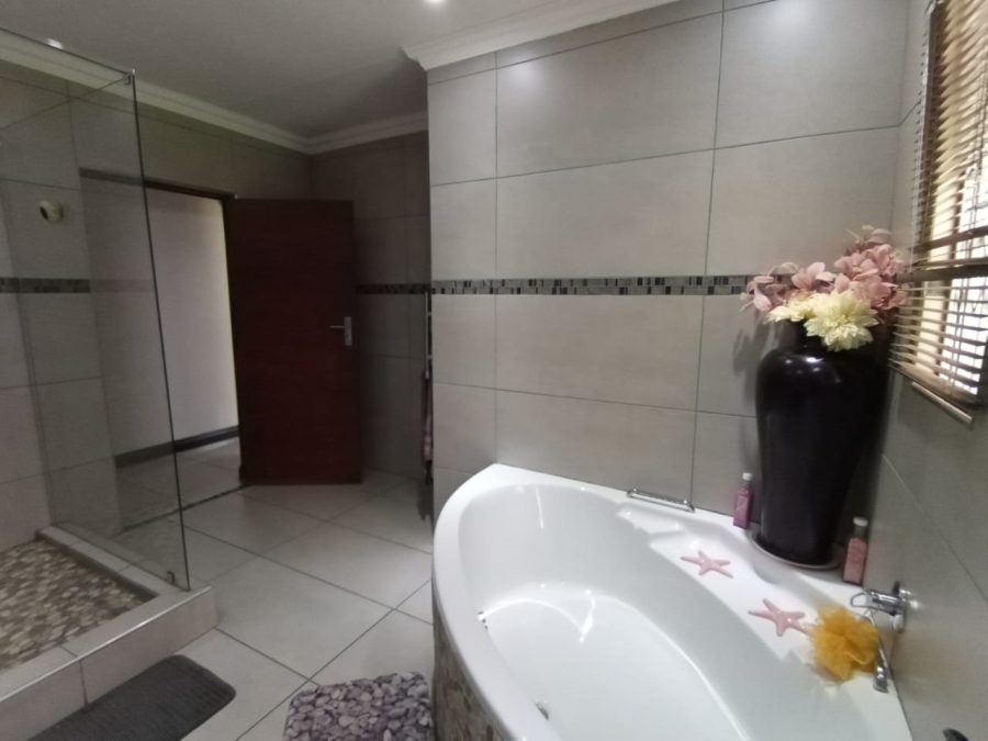 4 Bedroom Property for Sale in Three Rivers Proper Gauteng