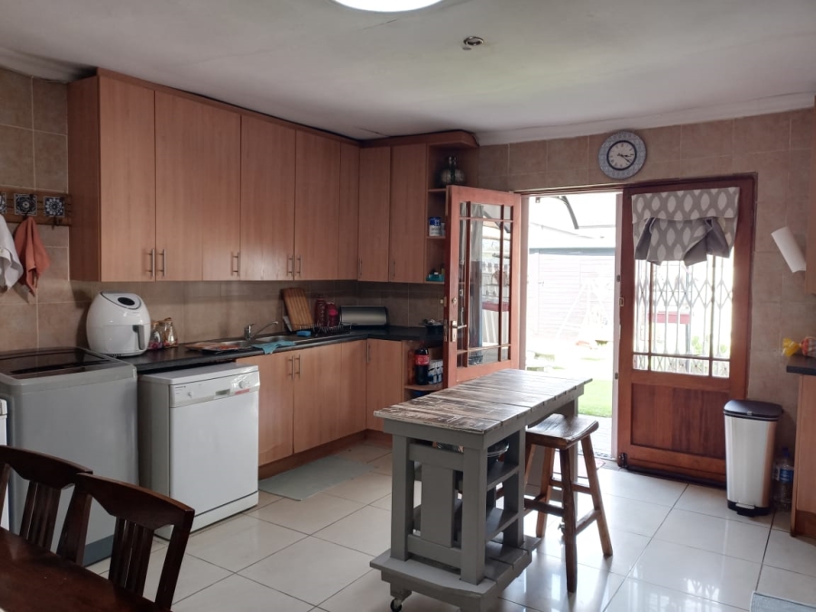 4 Bedroom Property for Sale in Three Rivers Proper Gauteng