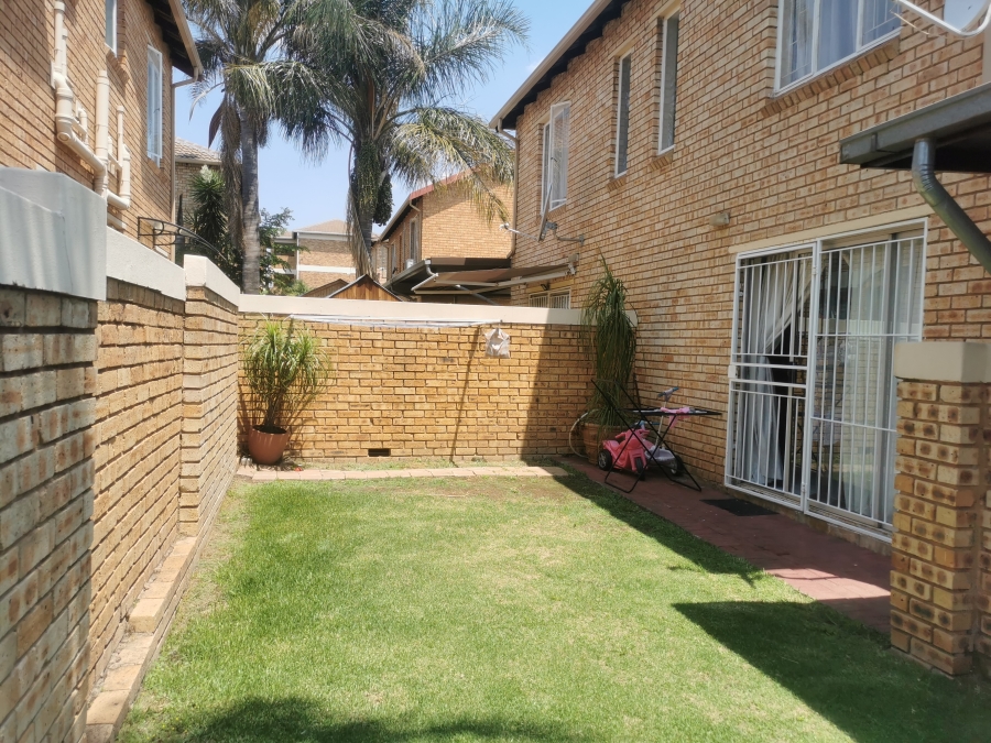 To Let 2 Bedroom Property for Rent in Strubensvallei Gauteng