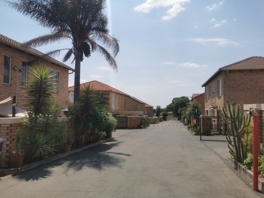 To Let 2 Bedroom Property for Rent in Strubensvallei Gauteng