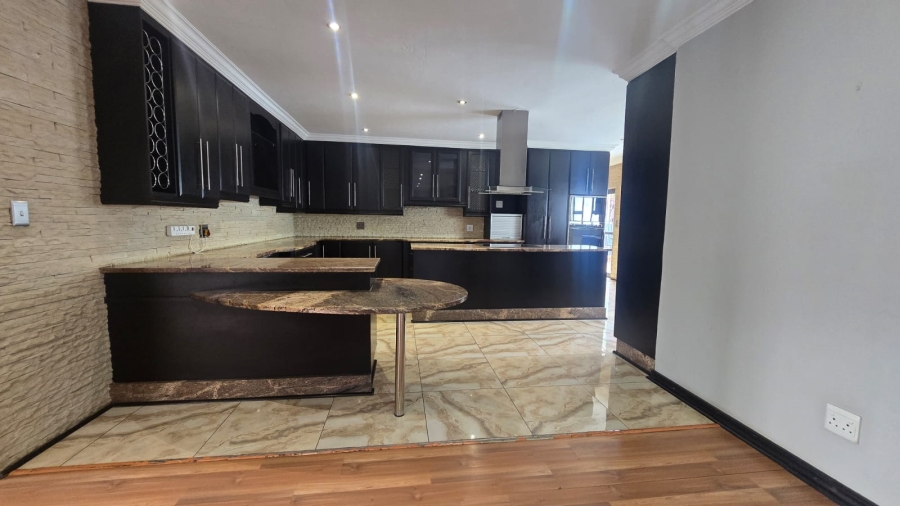 5 Bedroom Property for Sale in Zambezi Country Estate Gauteng