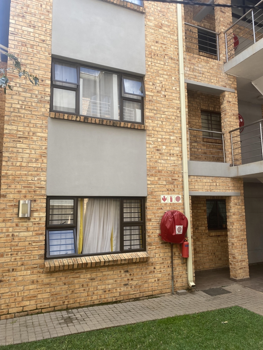 2 Bedroom Property for Sale in Rooihuiskraal North Gauteng