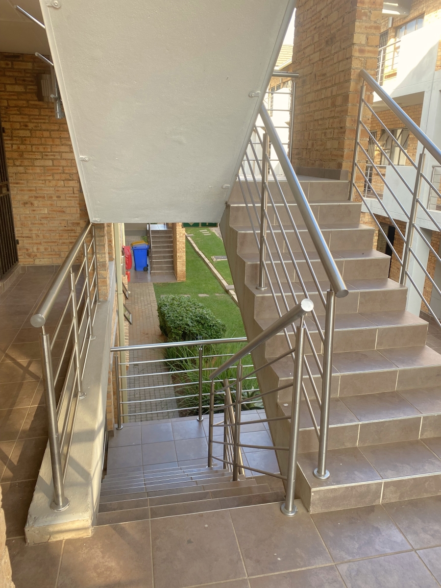 2 Bedroom Property for Sale in Rooihuiskraal North Gauteng