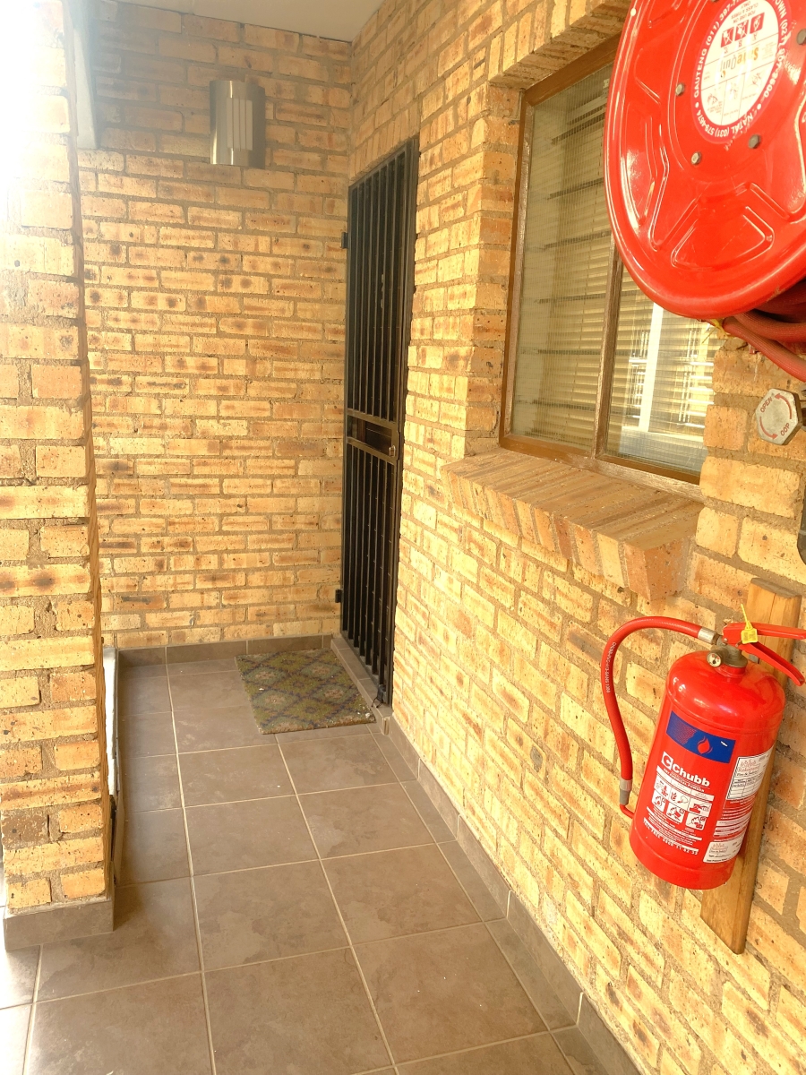 2 Bedroom Property for Sale in Rooihuiskraal North Gauteng