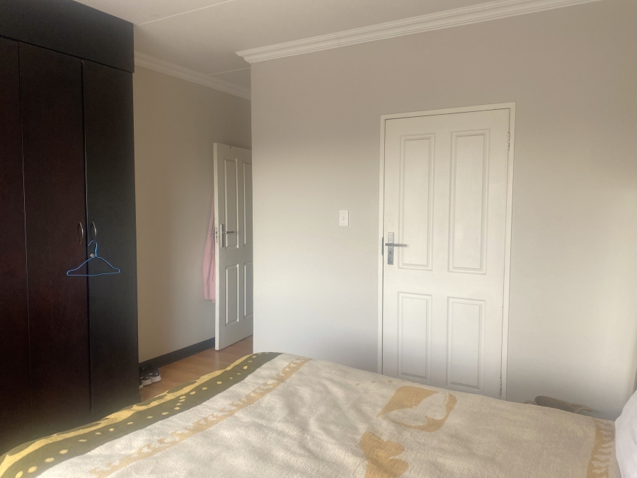 2 Bedroom Property for Sale in Rooihuiskraal North Gauteng