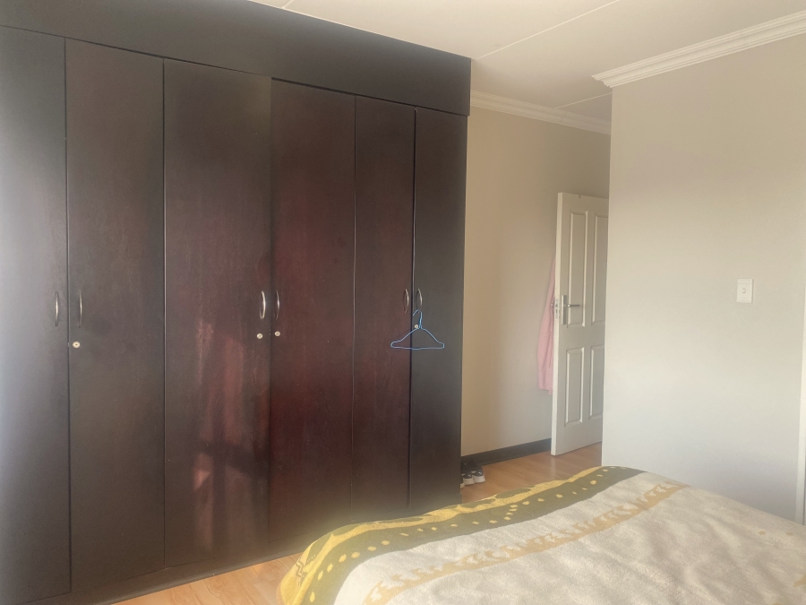 2 Bedroom Property for Sale in Rooihuiskraal North Gauteng