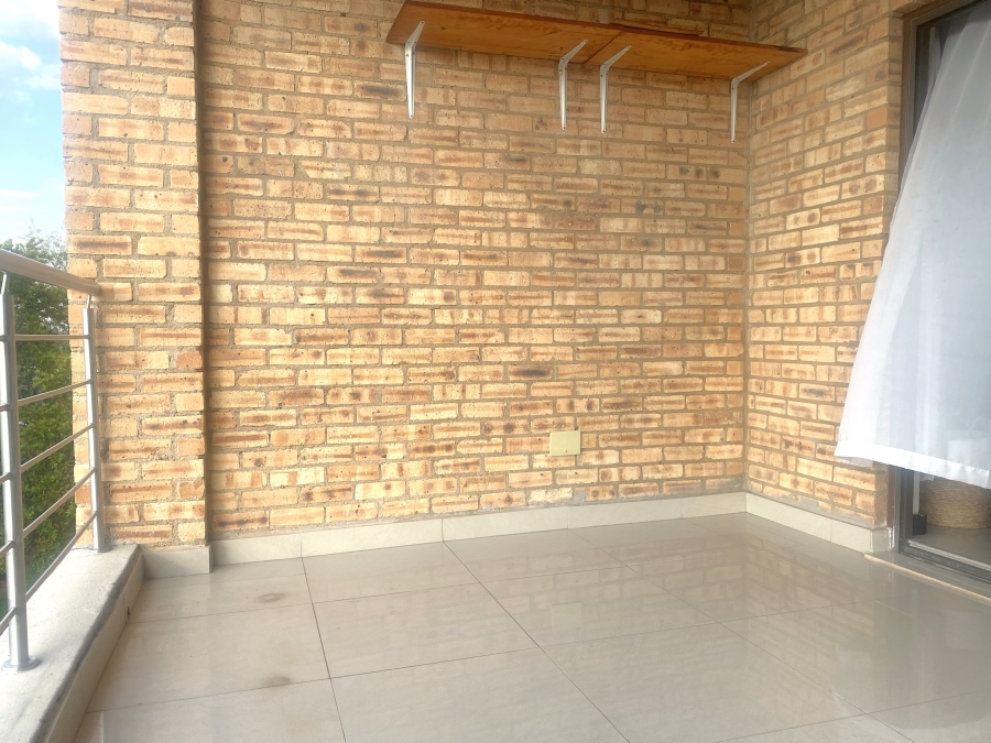 2 Bedroom Property for Sale in Rooihuiskraal North Gauteng