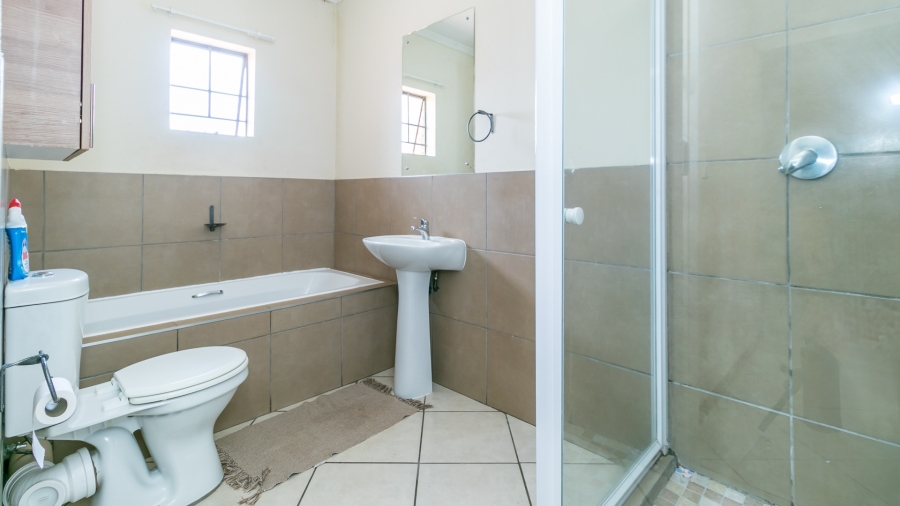 2 Bedroom Property for Sale in Noordwyk Gauteng