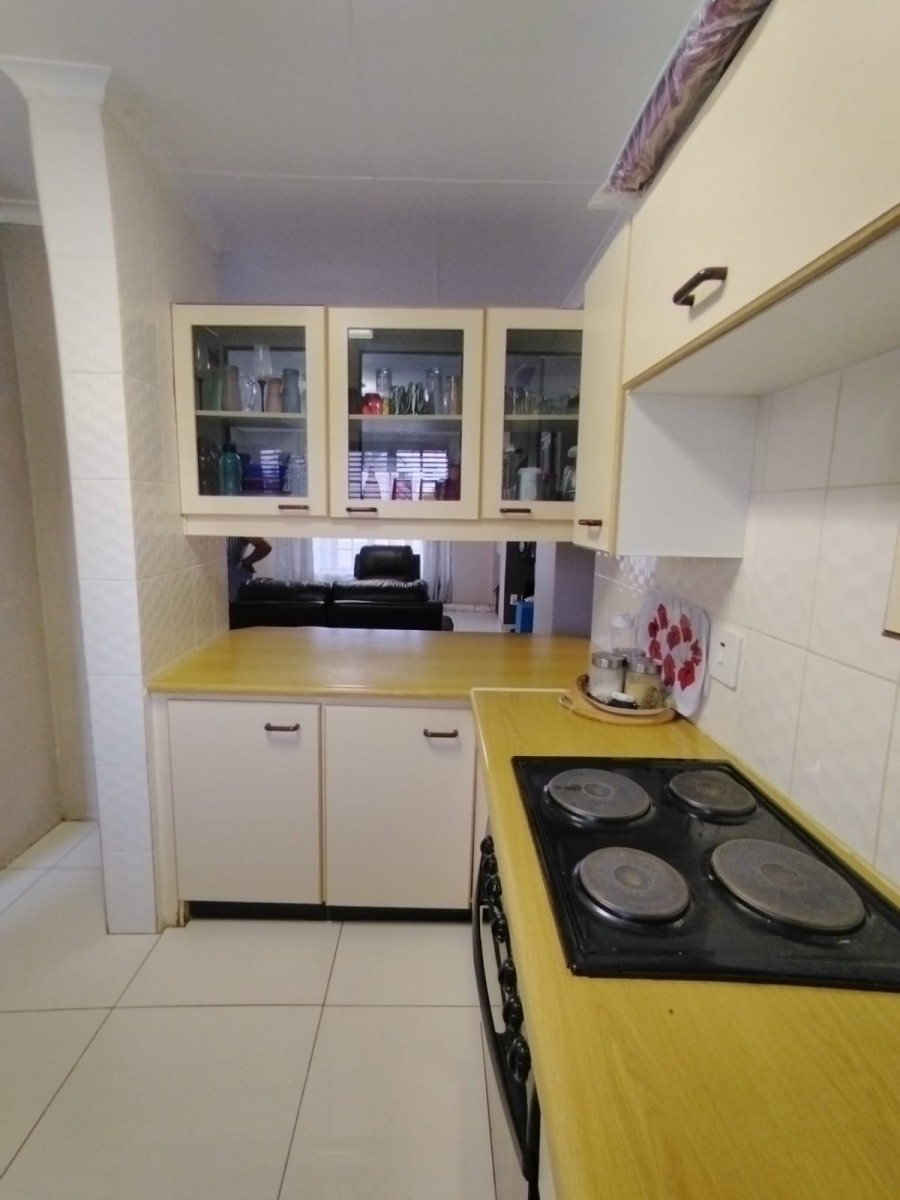 To Let 2 Bedroom Property for Rent in Greenhills Gauteng