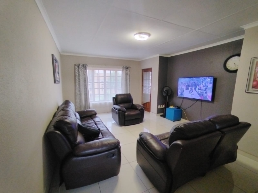 To Let 2 Bedroom Property for Rent in Greenhills Gauteng