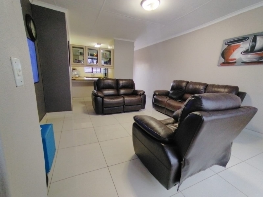 To Let 2 Bedroom Property for Rent in Greenhills Gauteng