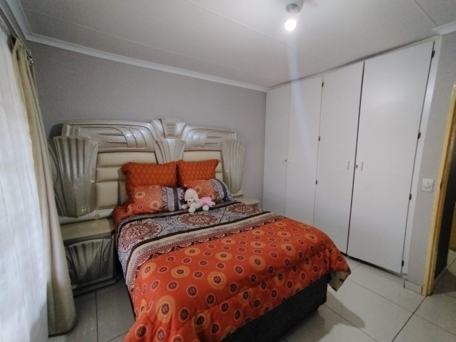 To Let 2 Bedroom Property for Rent in Greenhills Gauteng