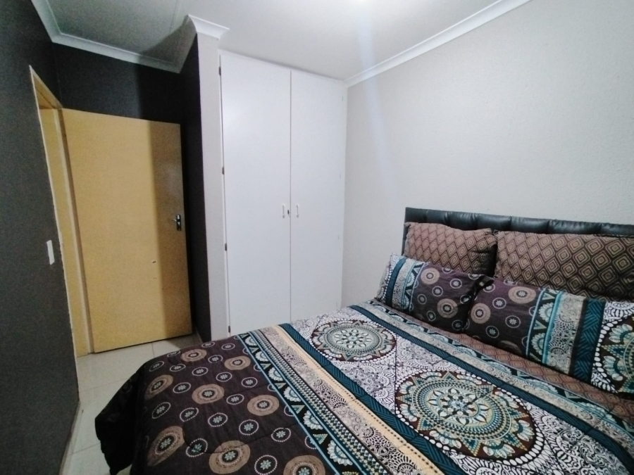 To Let 2 Bedroom Property for Rent in Greenhills Gauteng