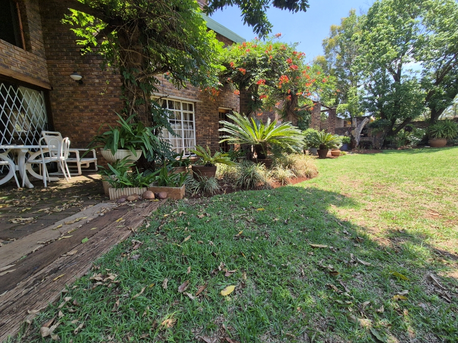 4 Bedroom Property for Sale in Faerie Glen Gauteng