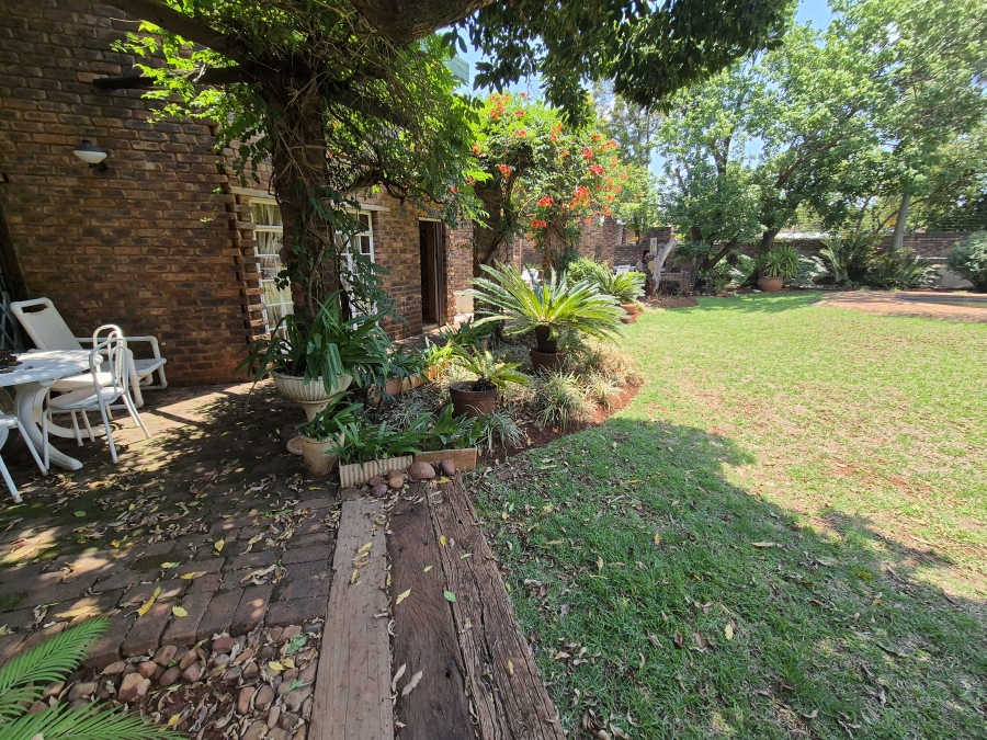 4 Bedroom Property for Sale in Faerie Glen Gauteng