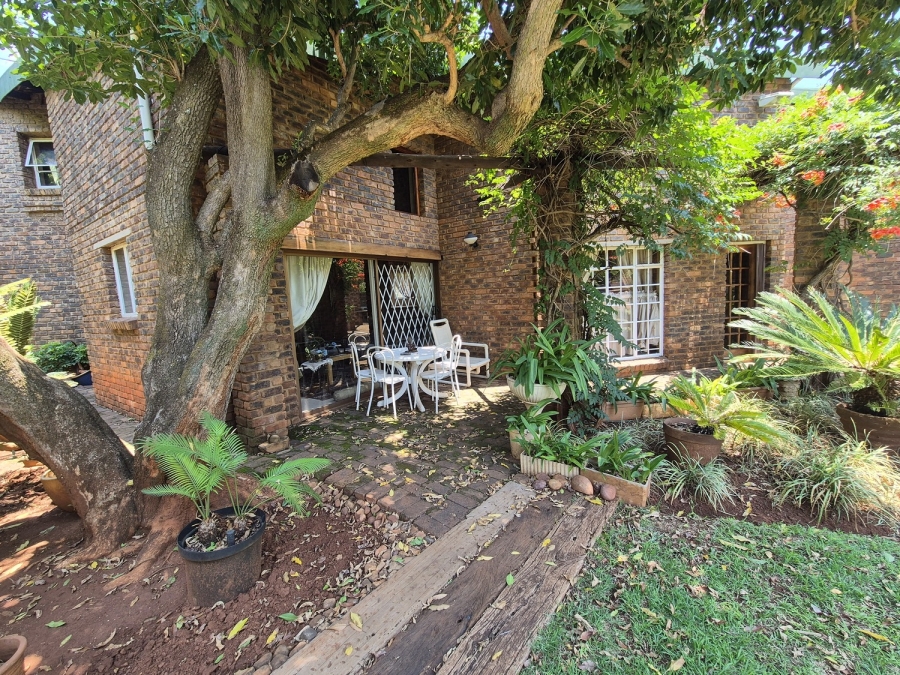 4 Bedroom Property for Sale in Faerie Glen Gauteng