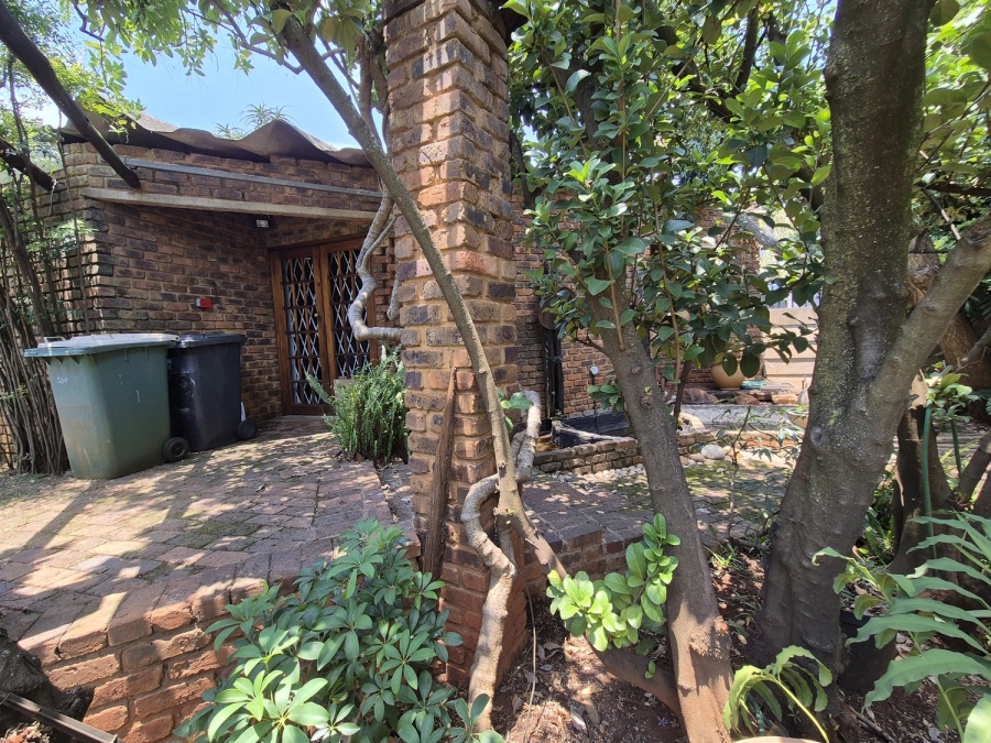 4 Bedroom Property for Sale in Faerie Glen Gauteng