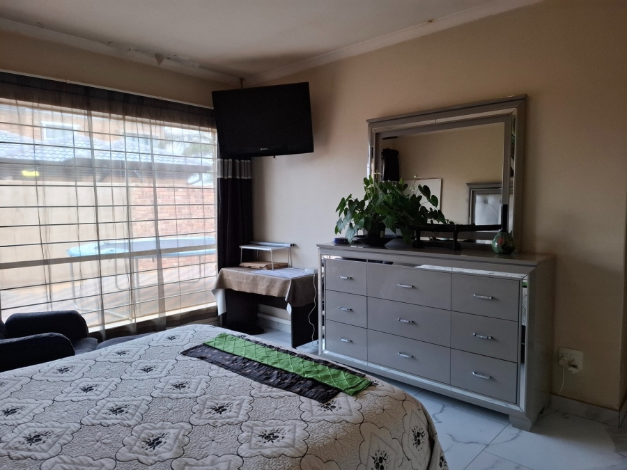 4 Bedroom Property for Sale in Lakefield Gauteng