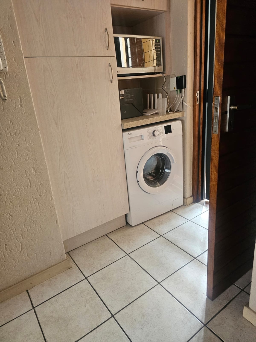 To Let 1 Bedroom Property for Rent in Douglasdale Gauteng