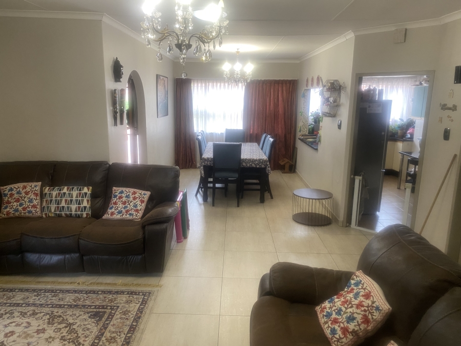 To Let 4 Bedroom Property for Rent in Faerie Glen Gauteng