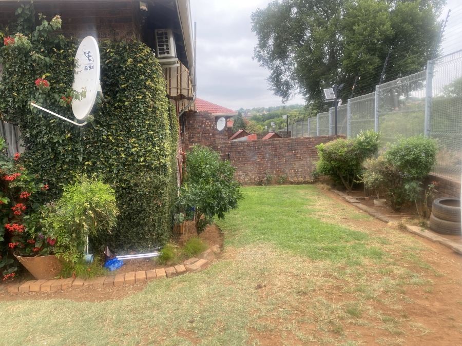 To Let 4 Bedroom Property for Rent in Faerie Glen Gauteng