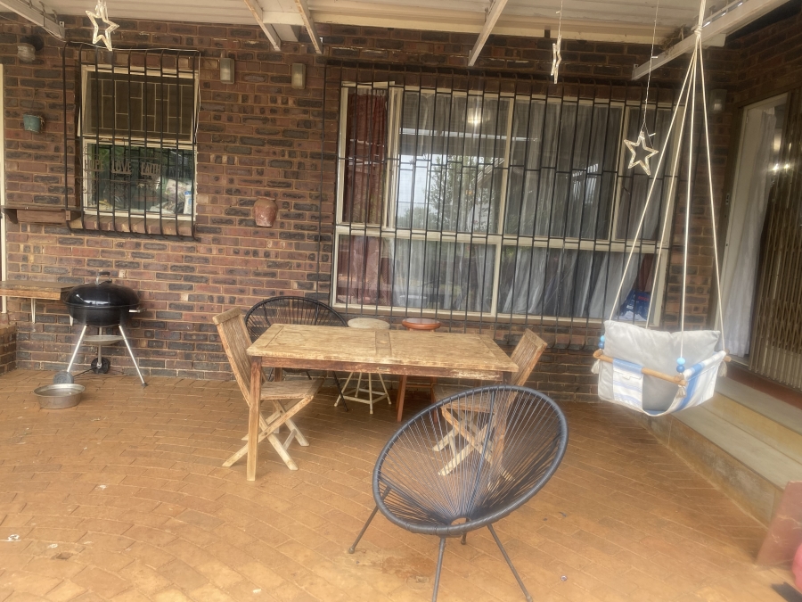 To Let 4 Bedroom Property for Rent in Faerie Glen Gauteng