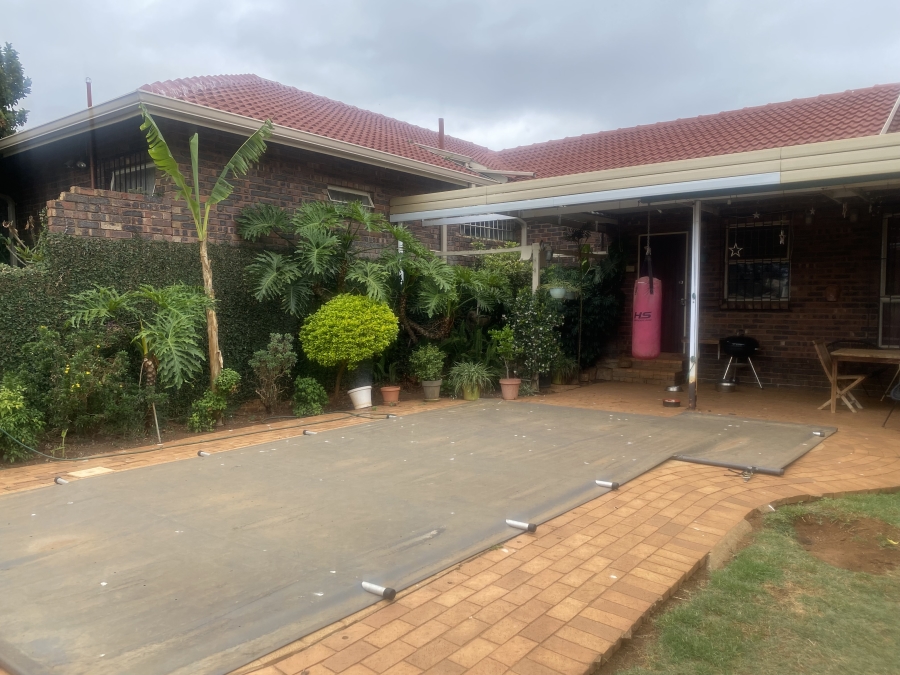 To Let 4 Bedroom Property for Rent in Faerie Glen Gauteng