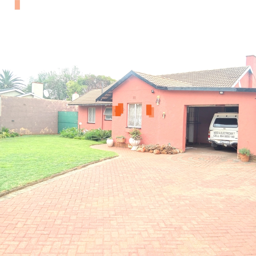 4 Bedroom Property for Sale in Rondebult Gauteng