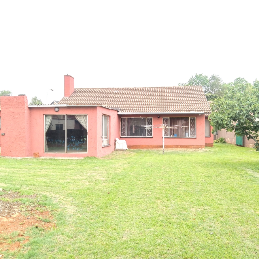 4 Bedroom Property for Sale in Rondebult Gauteng