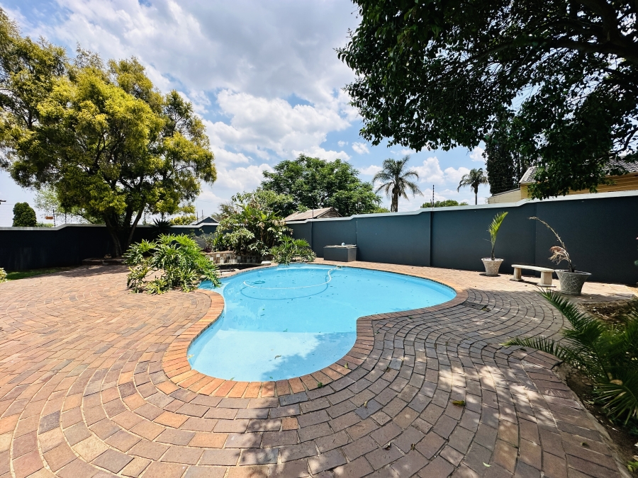 4 Bedroom Property for Sale in Verwoerdpark Gauteng