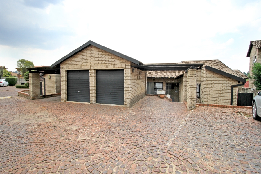 3 Bedroom Property for Sale in Corlett Gardens Gauteng