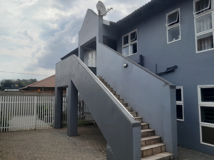 To Let 2 Bedroom Property for Rent in New Redruth Gauteng